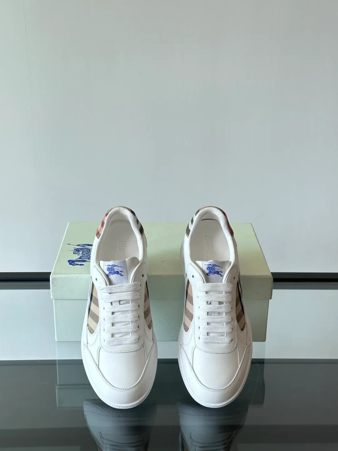 p400💰Men's Shoes ▫️B's men's classic low-top sneakers are reinterpreted with Vintage retro plaid cotton and cowhide materials, and are decorated with a new brand logo. Features embossed Burberry lettering logo on heel and original outsole! Size: 38-44 (45.46 customized)